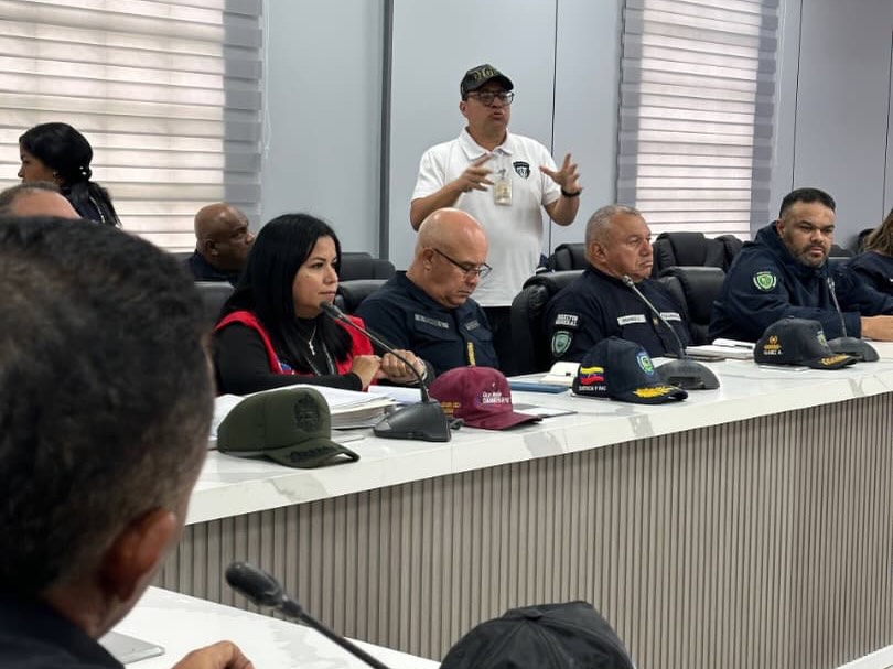 globovision's tweet photo. 🟡#EnFotos | Gobierno nacional supervisa planes de seguridad en la Faja Petrolífera del Orinoco

El Viceministerio de Prevención, Seguridad Ciudadana y Cuadrantes de Paz, G/D Endes Palencia, supervisó los planes de seguridad en la Faja Petrolífera del Orinoco, el yacimiento de crudo extrapesado más grande del mundo, en una reunión con representantes de las empresas de crudo que operan allí.
✍️EFE

#Globovisión #Nacionales