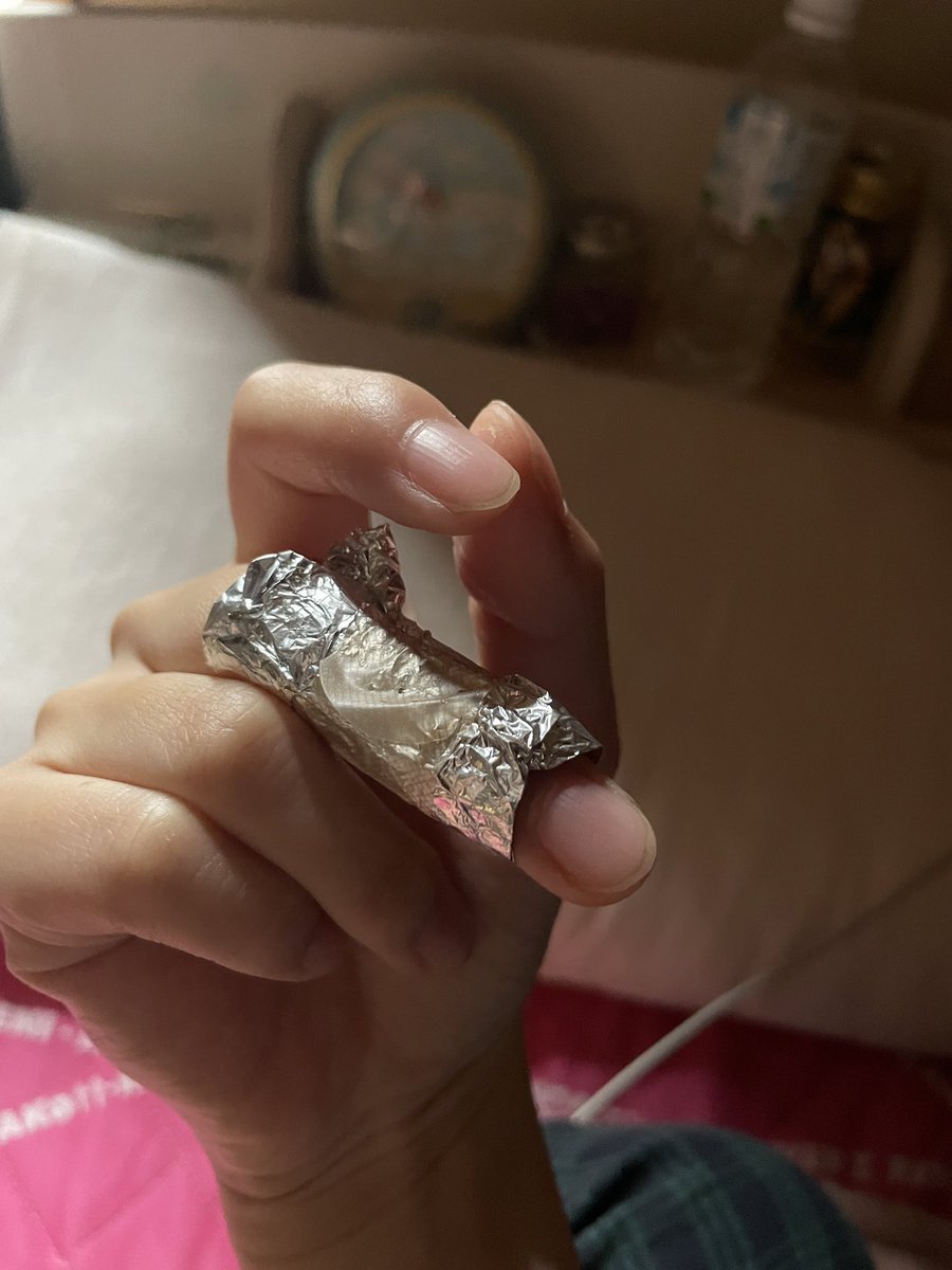 pnnf9999's tweet photo. 嗚咽する系の咳が止まんなくてゲホオエしてたら母親が「中指にアルミホイル巻くと咳止まるって聞かない？」って言ってアルミホイル中指に巻かれた本当に勘弁して https://t.co/hHq9edCGqf