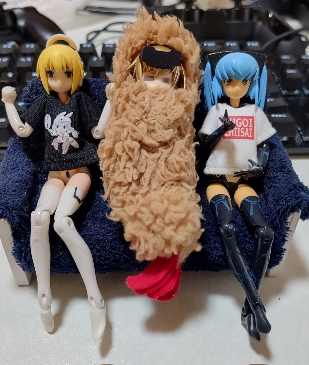 ail_daradara's tweet photo. アル「おは神姫なのです！俺とお前でレインボー！なのです！」
ちび「かがやけ！」
ストラ「よく分からないけど元気ならまぁいいか」
言ってる本人、何も考えてないと思う
今日も一日頑張るゾイ(´・ω・｀) https://t.co/jNplYivkIt