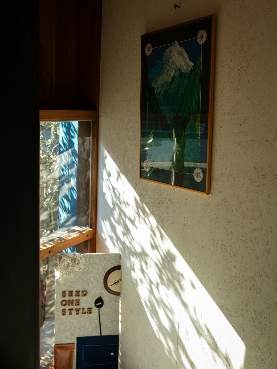kagoseed's tweet photo. スケジュールDMに写ってる看板は昔友人がアトリエのイメージで手作りしてくれたものです。もうあの頃の家具はほとんど無いけれど雰囲気は残ってると思う。 https://t.co/wrQvPzSV7K