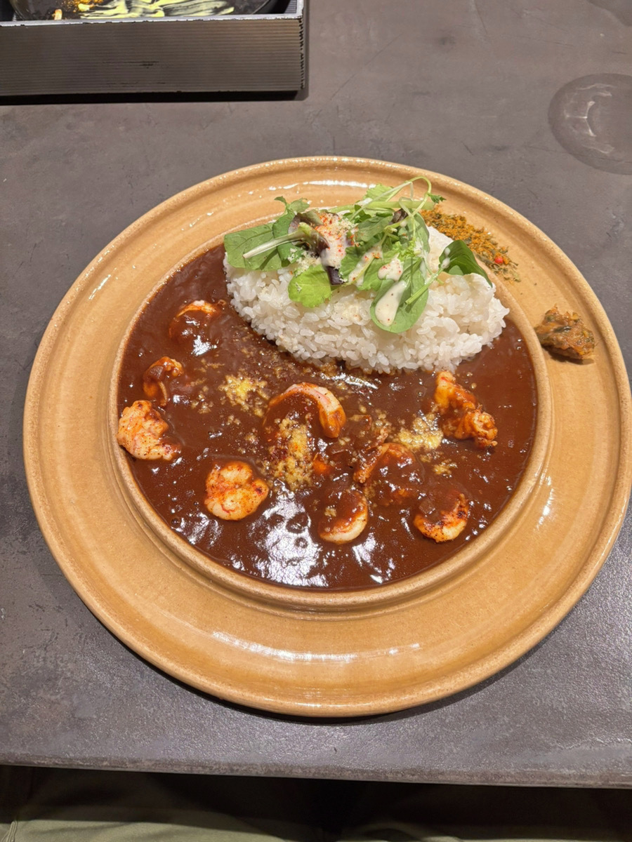 corecarra's tweet photo. 先日、北海道の「秘密のカレー部屋」に行ってきました！🍛✨

落ち着いた照明と独特な雰囲気が印象的で、まるで秘密基地のような空間でした！

スパイスの聞いたカレーもとても美味しく、特別な時間を過ごせました！😊

＃コレCARラ
＃中古車リース
＃企業公式相互フォロー https://t.co/anCBJSCKgd