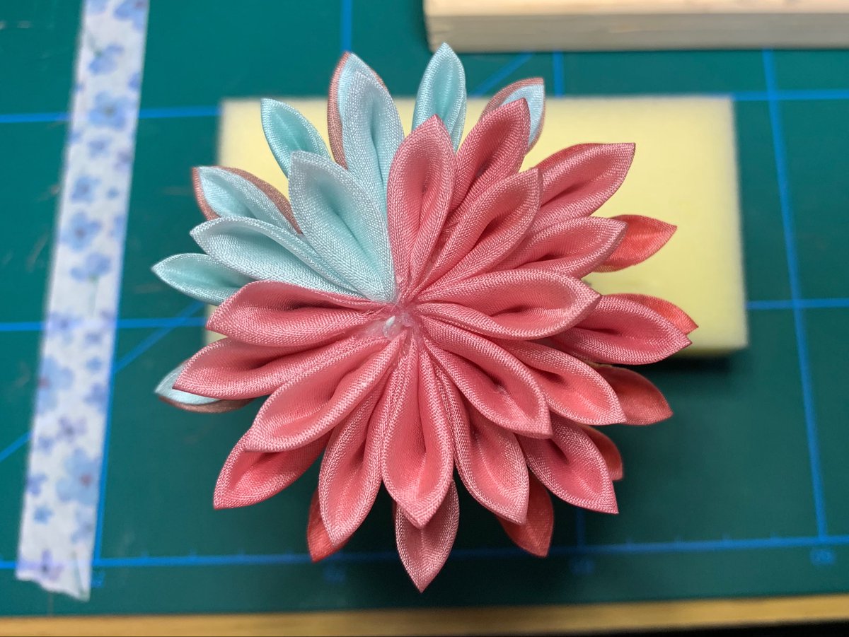 Lisa7_handmade's tweet photo. 習作
春の象徴みたいな、お餅みたいな色の組み合わせもかわいいね
#つまみ細工 https://t.co/2ugO9GN4Yn