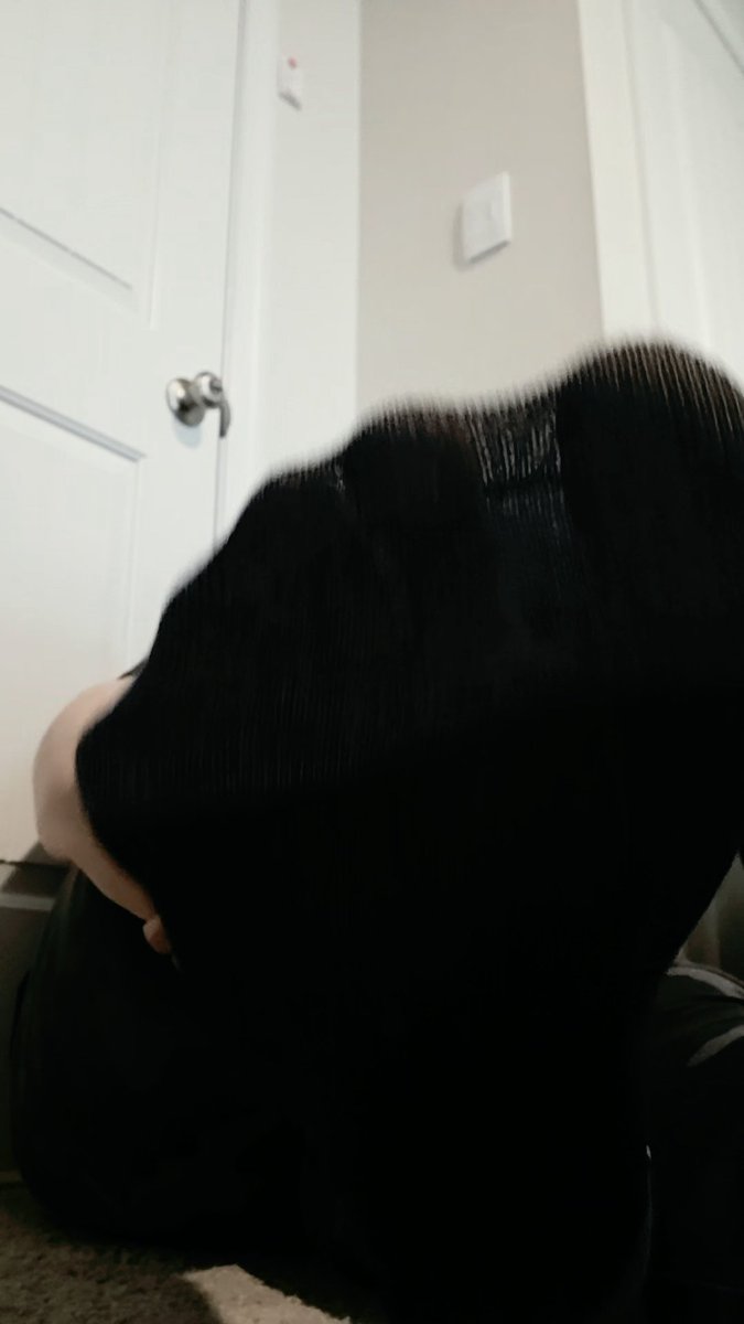 DaisyBirde's tweet photo. Post-workout shoe removal. Short vid and socks available! #bbw #bigfeet #bbwfeet #feet #prettyfeet #gymfeet #feetfetısh #footfetısh #gymsocks #sneakers #feet #size11 #size46 #soles #toes #toecurl #toeflex #longtoes #pedicure #paintedtoes #gymsocks https://t.co/hBQeGm4fZv