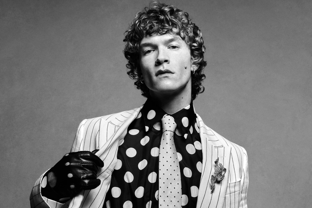 loverrytay's tweet photo. his curls were curling that day https://t.co/DS60ZLNskK