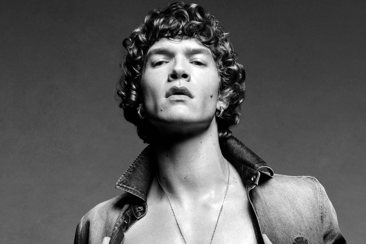 loverrytay's tweet photo. his curls were curling that day https://t.co/DS60ZLNskK