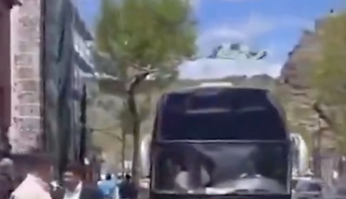 V80935's tweet photo. When in occupied Kars they do not have an Armenian flag, they instead flew a Greek one. Close enough for turks. https://t.co/UfGFxMvRWh