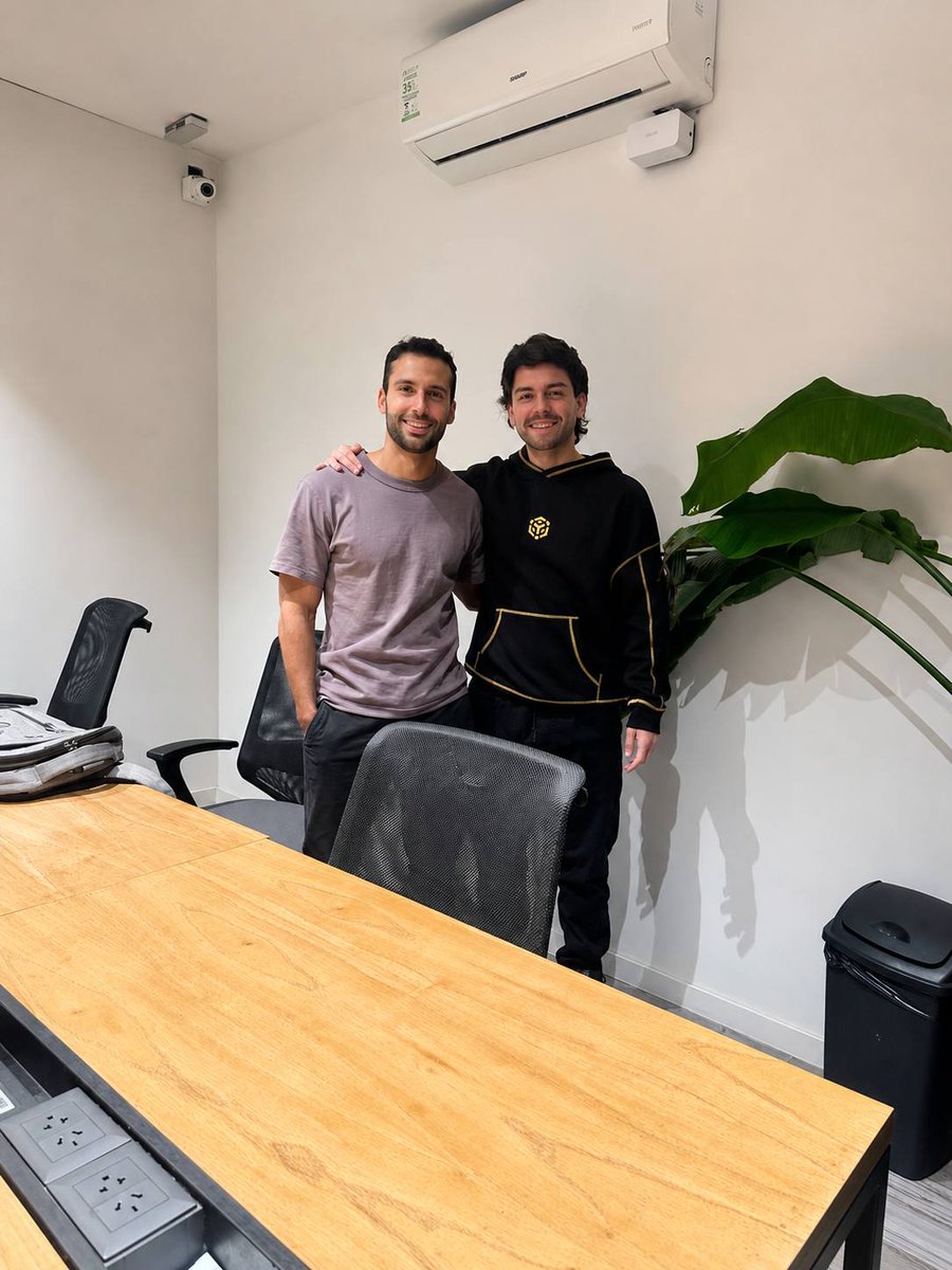 s_cintioli_'s tweet photo. Jueves de @paisanos_io con el crack de @ChefFranPS 

Háblame de personas que construyeron en el ecosistema de @BNBCHAIN, pieza clave en el crecimiento de la comunidad de @PancakeSwap a lo largo de todos estos años

Hoy desde otro lado, pero con la misma impronta de querer sumar https://t.co/1BjIMYIqah