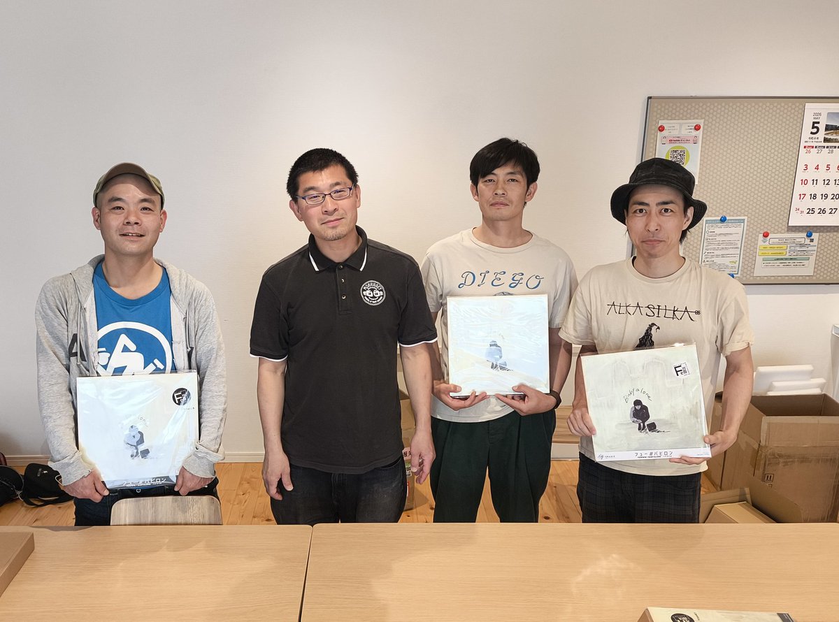 Few12341234's tweet photo. PettyRecords発売FEWWW2ndアルバム【バビロン】の初回盤、一昨日かな？？ありがたいことに完売しましたーっ。ほんとにありがとうございます。早くてびっくりしています。ここから、通常盤が回るのでよろしくお願いします。写真は我が社PettyRecords社員一同���ございます。 https://t.co/amnVPSgXo5