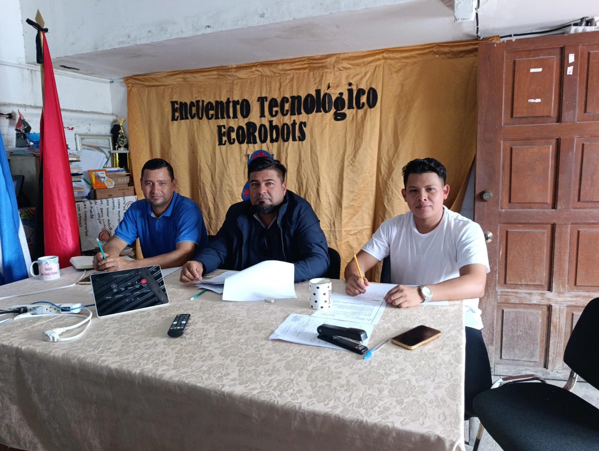 SecretariaCMB's tweet photo. 🤖🌱 De manera virtual se realizó el Certamen Departamental #Ecorobots con la participación de estudiantes de 4.º y 5.º grado de Camoapa, Santa Lucía, Boaco y San Lorenzo. 💻 Presentaron proyectos que integran robótica e innovación para el cuidado del medio ambiente.  #Nicaragua https://t.co/ECn6jW2gVA