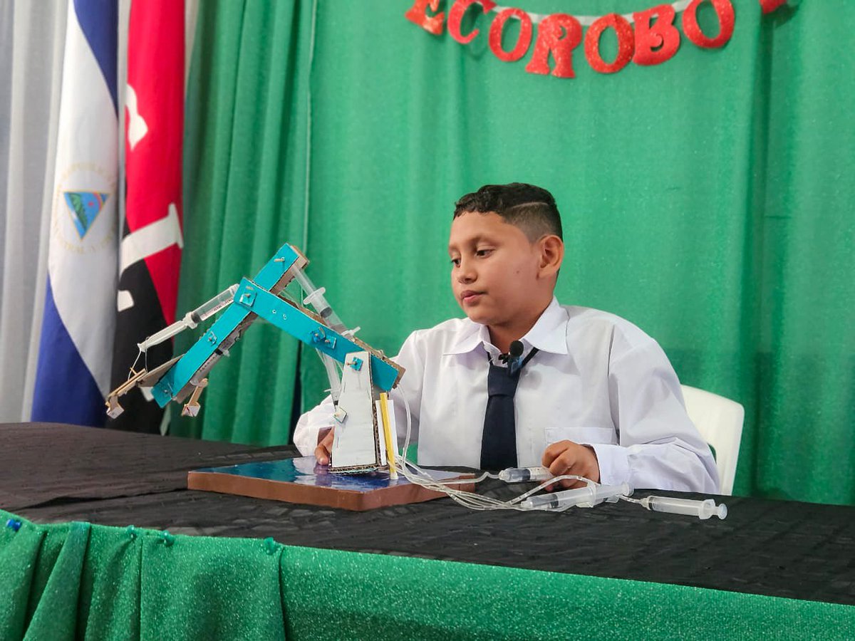 SecretariaCMB's tweet photo. 🤖🌱 De manera virtual se realizó el Certamen Departamental #Ecorobots con la participación de estudiantes de 4.º y 5.º grado de Camoapa, Santa Lucía, Boaco y San Lorenzo. 💻 Presentaron proyectos que integran robótica e innovación para el cuidado del medio ambiente.  #Nicaragua https://t.co/ECn6jW2gVA