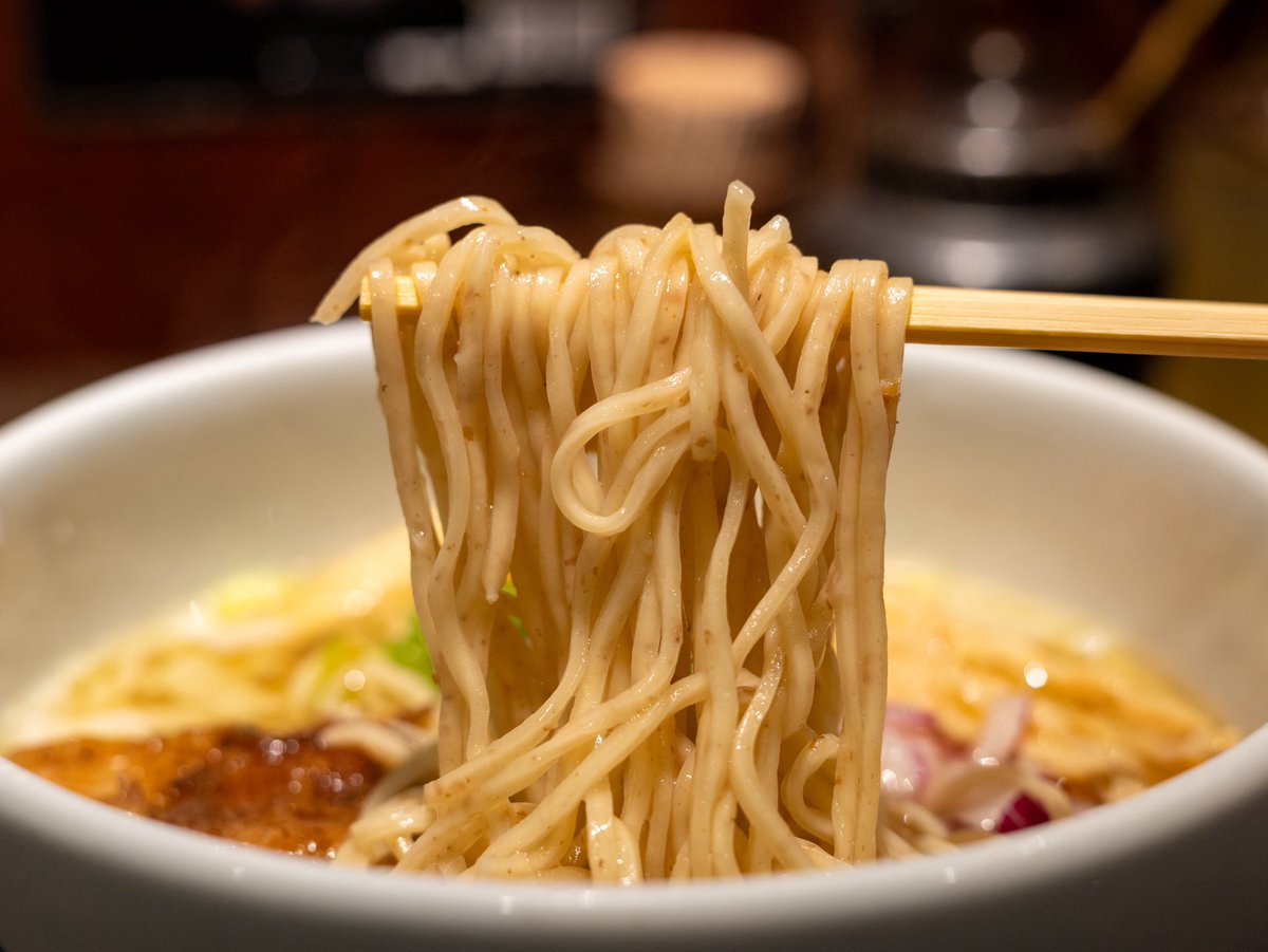 tokyoramental's tweet photo. 【春季限定】山椒香る爽やかな鶏魚介！六本木『麺屋武蔵 虎嘯』の「塩ら〜麺」
https://t.co/7vWRAmV8Iu
スープは厚みのある鶏魚介の旨味を山椒のフルーティーな香りが彩る、爽やかな味わい。コシのある中細麺とのバランスも良く、角煮チャーも提供直前に焼き上げるから香ばしい&amp;ホロホロで美味い！ https://t.co/SBC4iMEQ23