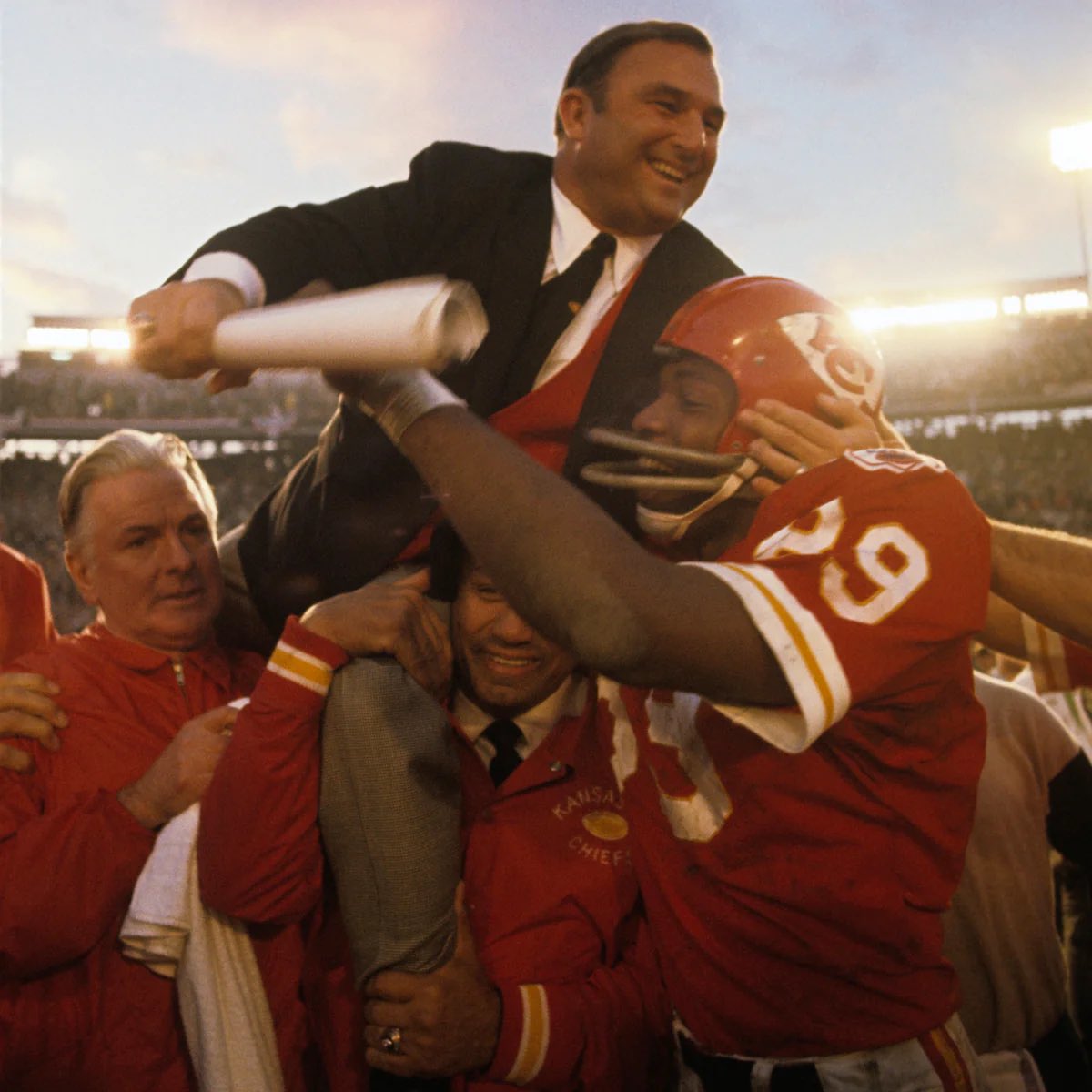 WiltStats's tweet photo. In 1964, Kansas City Chiefs head coach Hank Stram held a tryout for Wilt Chamberlain and was so impressed by his athletic abilities that he offered him a contract to play as a wide receiver.

At 7'1" and 290 lbs, Wilt took off his shoes, stood on the grass in his slacks and silk pants, and ran a 4.6-second 40-yard dash barefoot. He did it in about 5 steps.

Then he told Stram, "I'm a little overweight. I usually do it in 4.4 when I'm in shape.”