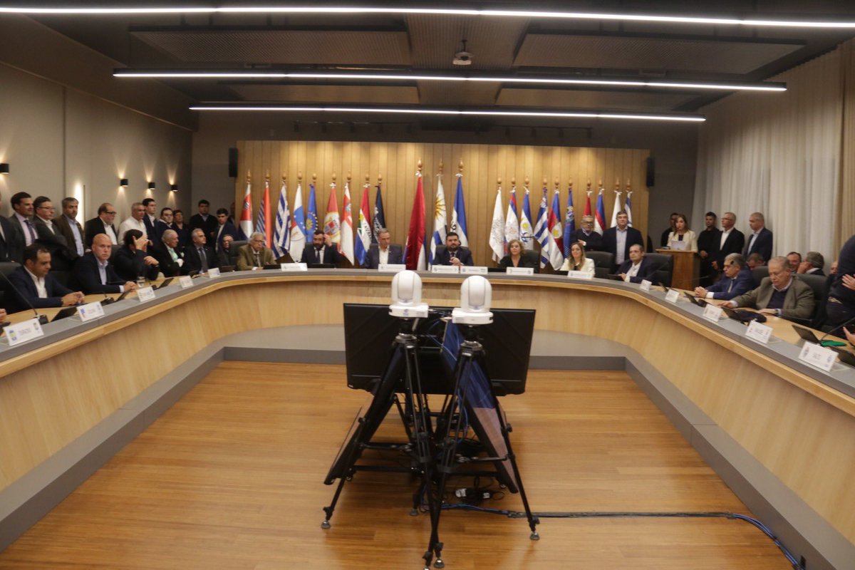 PNACIONAL's tweet photo. El Congreso de Intendentes inauguró su primera sede propia, ubicada en una histórica casona del Prado, consolidando un nuevo espacio de encuentro y trabajo para los gobiernos departamentales de todo el país.

El edificio fue cedido en comodato por 30 años por el Ministerio de Defensa Nacional en 2022.

La actividad contó con la presencia del presidente del Partido Nacional, Álvaro Delgado, acompañando al presidente del Congreso de Intendentes, Nicolás Olivera, y a representantes departamentales.
