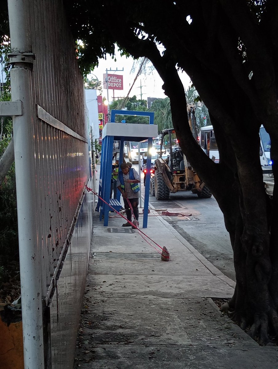 0scarka's tweet photo. Lo que va a pasar con esta parada que está instalando el ayuntamiento en avenida plan de Ayala en plaza cascada centro joyero lo único que servirá sera para estorbar el paso y obligar a bajar a la calle. @DiariodeMorelos, @SolDeCuernavaca @linea_caliente_ https://t.co/PMmCGK2YFY