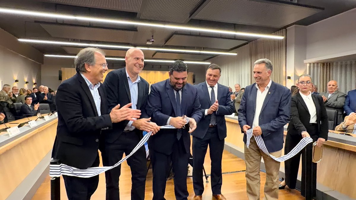 AlvaroDelgadoUy's tweet photo. Acompañamos la inauguración de la primera sede propia del Congreso de Intendentes, un paso importante para fortalecer la descentralización y el trabajo conjunto en todo el país. Felicitaciones a su presidente, @OliveraPdu y a todos los intendentes. https://t.co/QMnw5Tt8Wn