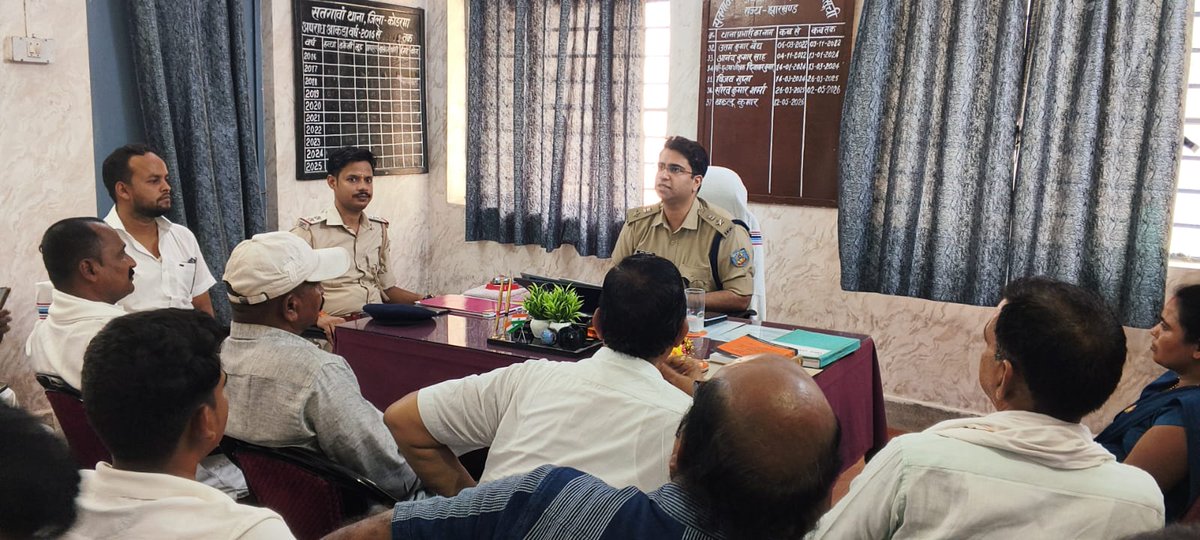 deepeshkumar81's tweet photo. कोडरमा पुलिस अधीक्षक कुमार शिवाशीष के द्वारा सराहनीय पहल....
उम्मीद करता हूँ की इसी तरह थाना परिसर पहुंचकर आम जनमानस से सीधे संवाद करने हेतु हमेशा पहल करेंगे ताकि आम जनमानस अपनी बातों और समस्याओं को बेझिझक रख सके....
आभार 💐💐🙏🙏
@spkoderma1 
@HemantSorenJMM https://t.co/xHGtIDL4I2