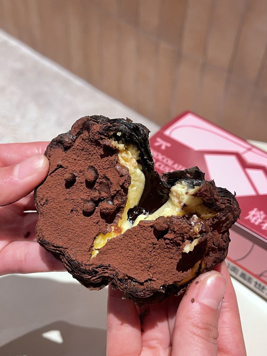 SukranGozel's tweet photo. Found the ultimate late-night snack: warm chocolate croissant oozing with hazelnut spread + a cold glass of oat milk. Total comfort in 2 bites. https://t.co/qVWXclPyyl