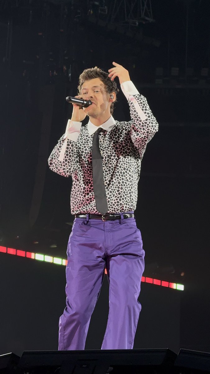 FlLMRRY's tweet photo. this outfit is gonna be my entire personality bc of these purple pants https://t.co/7Rkuh0qyMv