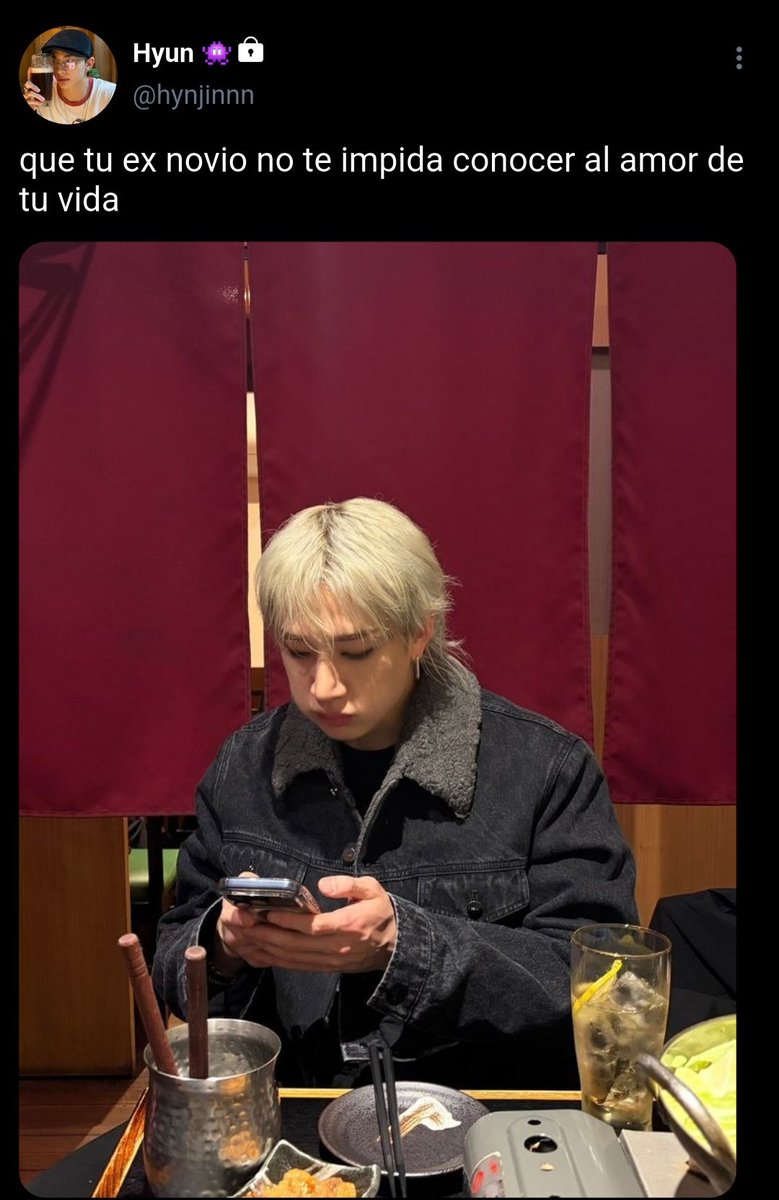 ohkailo's tweet photo. Au Hyunho | Hyunchan.

Hyunjin se cruza a su ex novio saliendo de la facultad y él, todavía molesto por la separación, le roba los anteojos dejandolo perdido en la calle.

Hasta que un compañero de la facultad lo rescata y terminan merendando juntos. https://t.co/wUo5XAkdJT