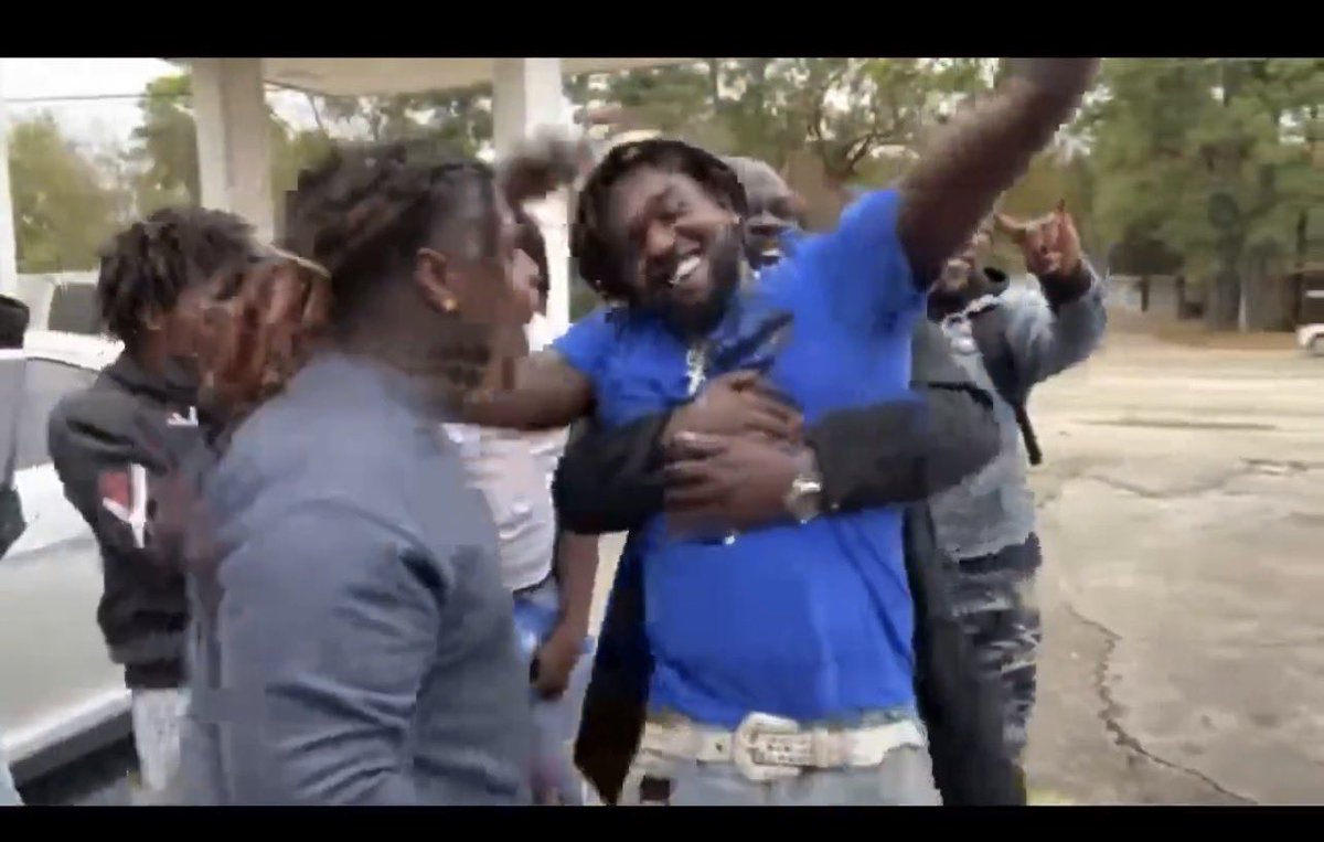 MKihysm's tweet photo. @druski Why he grabbed that nigga like that 🤨 https://t.co/ozBZhs4X21