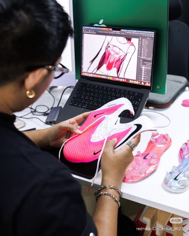 LaliceUpdates's tweet photo. #LISA’s custom look is made out of upcycled football cleats from the Nike Mercurial Superfly 11 Elite and IWANNABANGKOK© co-create with nanist! 

“For Nike's World Cup project "Rip the Script," Nike teamed up with Thai avant-garde fashion brand IWANNABANGKOK, using the Mercurial Vapor as their inspiration to create a custom look for LISA.

The dress features a faux two-piece design that totally captures that athletic speed vibe. Every detail was carefully crafted by taking apart and reassembling the original: the body and hem have these casually draped cords, the chest has direct-inlaid sneaker laces, and the dress completely replicates the lacing structure of the shoe upper. Instead of going for a typical collab with lots of prints, this whole outfit is basically turning the Vapor's sneaker structure into fashion design language.

… the whole outfit was completed in just 24 hours, which totally matches the "speed" concept that the Mercurial series is all about.

Behind this eye-catching final piece is a long-standing creative connection between the two parties.

IWANNABANGKOK also mentioned in an interview: this experience was incredibly valuable, and when you work with partners who share the same vision, inspiration and surprises just happen naturally…”

@Nike @nikefootball @wearelloud 

#FIFAWorldCup @FIFAWorldCup 

LISA WITH NIKE FAMILY  
#LISAxNIKE
