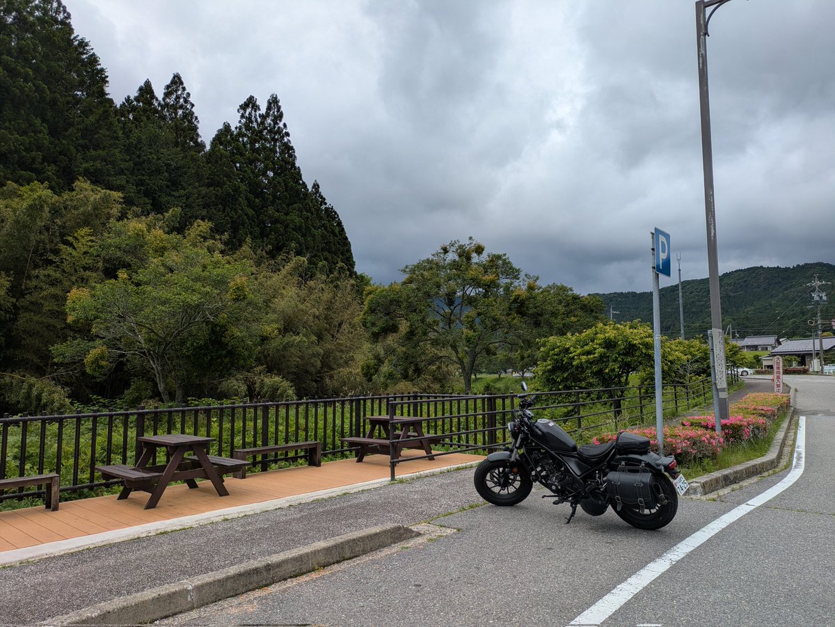 JoggingKyube's tweet photo. レブル250で道の駅なぐら
途中の広域農道のカーブの至る所に
エグいタイヤ痕。
WRCのラリーの影響だろうか
公道レースってのも、考えもんだな
#レブル　#ツーリング https://t.co/4VTWKm1YzN