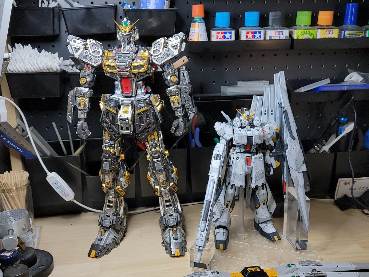 __PP__GG__'s tweet photo. PGU νガンダム全塗装進捗

やっとフィンファンネル完成

改めて長さにビックリです😂以前作製したMG νガンダムでサイズ比較

次は外装やっていこ😆 https://t.co/fV3bQc65Y9
