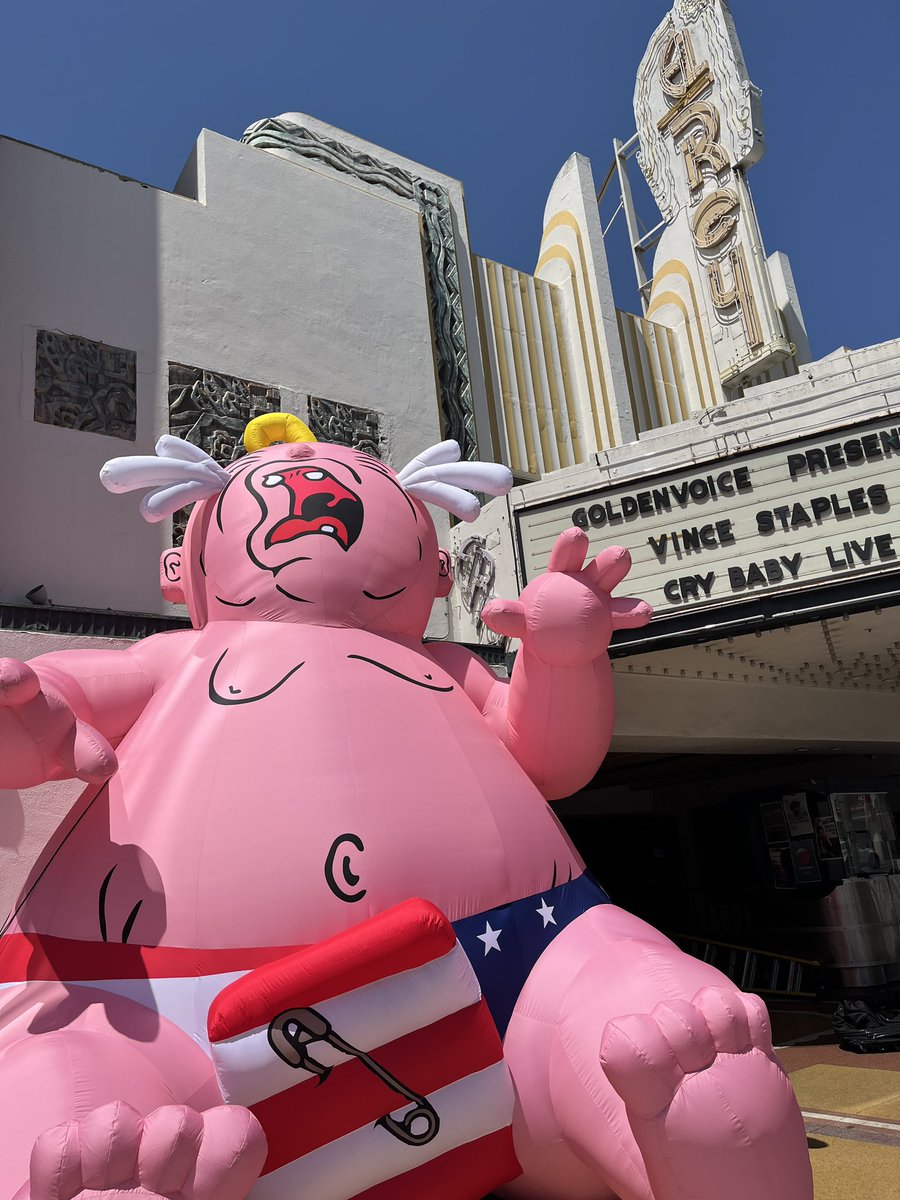 headphoneemoji's tweet photo. vince staples put a giant inflatable trump baby outside his show 😭 https://t.co/24Ey3TWAAj