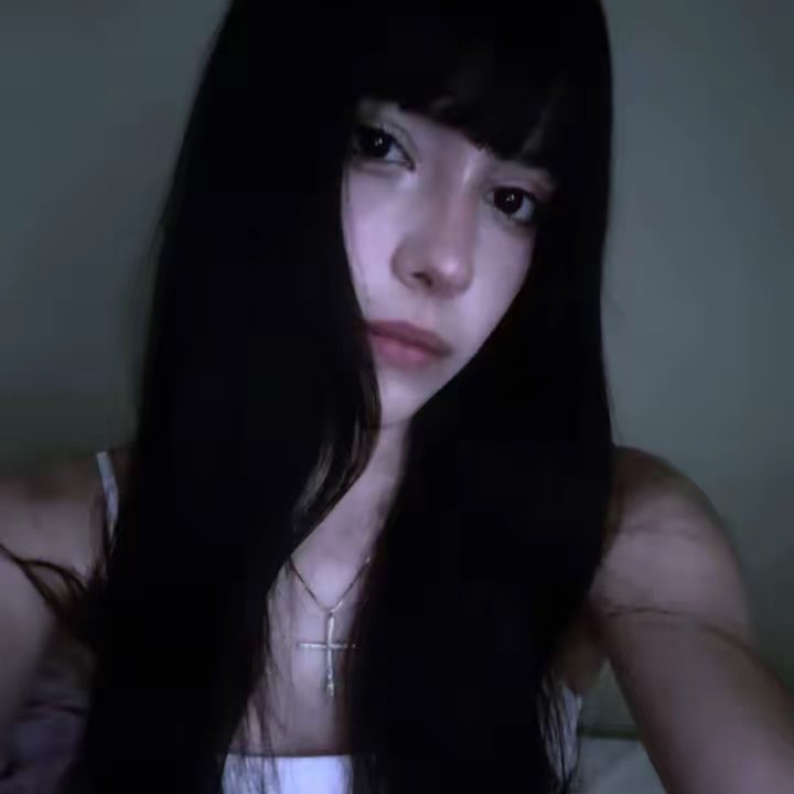 chiarismoo's tweet photo. ngm aguenta uma mulher bissexual miopie depressiva hipocondríaca surda de um ouvido psicanalista swift de franja vencendo na vida https://t.co/BQO12p1vxp