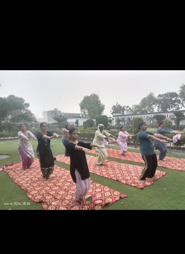monika42018's tweet photo. योग केवल खुद को सुधारने का तरीका नहीं है, यह खुद को जानने का जरिया है।"
#cmdiyogshala @AAPbalbir @AAPPunjab @cmdiyogshala @KamleshMSU @YogaAmreshJha #HealtyPindpunjab #HealthministerPunjab #India #Lifeinfluencer #Yoga @PbGovtIndia  #Healthypunjab https://t.co/Sly8WwV8dn