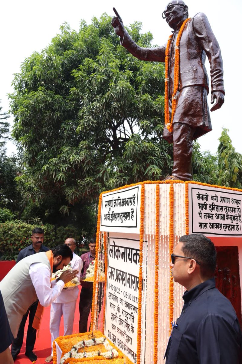 IPRDBihar's tweet photo. सम्पूर्ण क्रांति दिवस के अवसर पर माननीय मुख्यमंत्री श्री सम्राट चौधरी जी ने स्वतंत्रता सेनानी लोकनायक जयप्रकाश जी की प्रतिमा पर पुष्प अर्पित कर उन्हें श्रद्धांजलि दी।

@samrat4bjp 
@VijayKChy https://t.co/ovP4ZIT2Gw