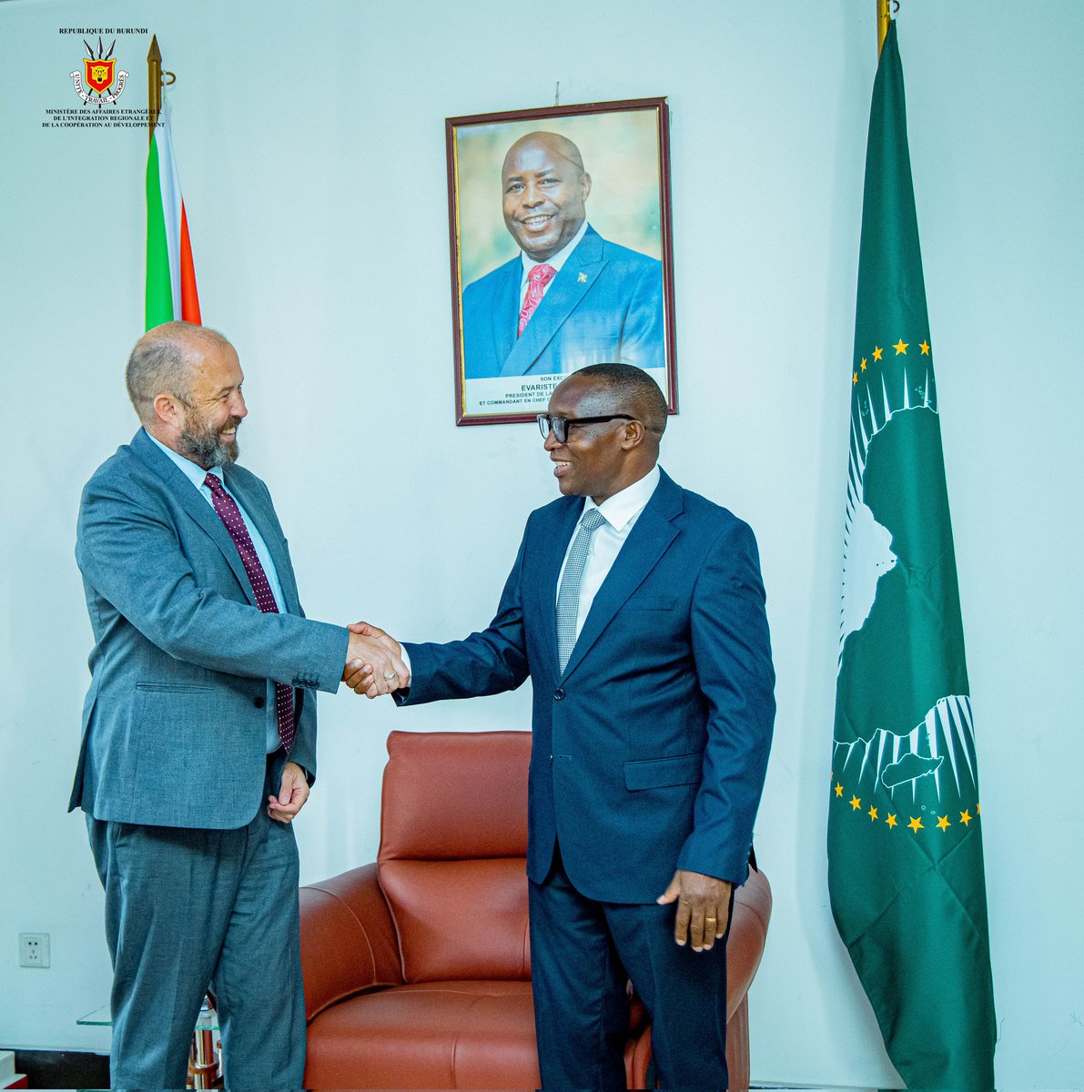 DT_Platforms's tweet photo. S.E. @Edbiziman salue l’appui constant du Royaume-Uni au développement du #Burundi et met en avant l’excellence du café burundais, reconnu à l’international. https://t.co/lzOXVd8kNk