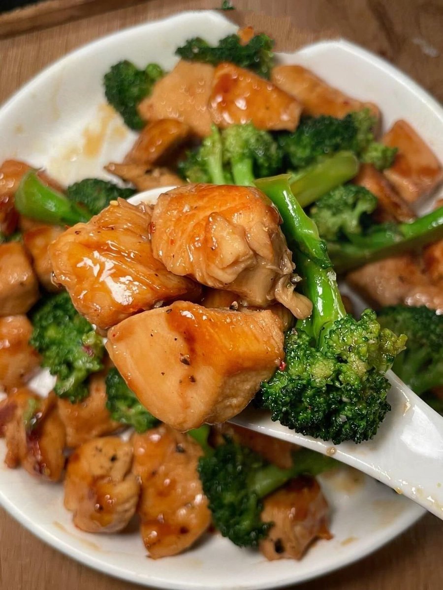 KmilBier2's tweet photo. [Today’s pick for easy fat loss meal: grilled chicken + quinoa + roasted broccoli – high protein, low carb, ready in 15 mins!  #FatLossMeal #HealthyEating]， https://t.co/buxtHmB95O