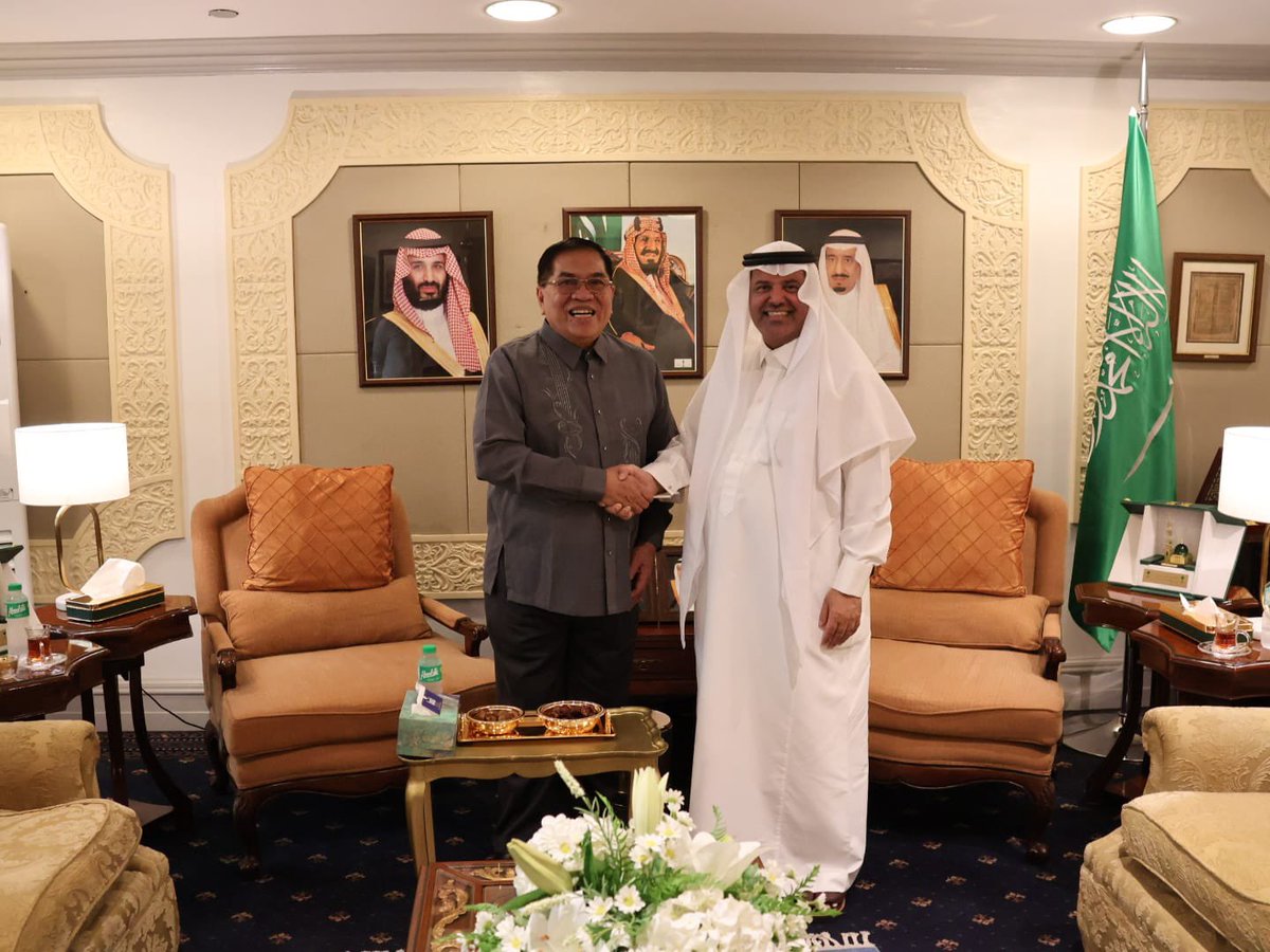 KSAembassyPH's tweet photo. إستقبل سعادة سفير خادم الحرمين الشريفين لدى جمهورية الفلبين الأستاذ/ فيصل بن إبراهيم الغامدي، في مكتبه بالسفارة، معالي رئيس وزراء حكومة منطقة بانجاسامور/ عبد الرؤوف ماكاكوا، والوفد المرافق معه، وجرى خلال اللقاء بحث المواضيع ذات الإهتمام المشترك. https://t.co/Xfw7X6SfHV