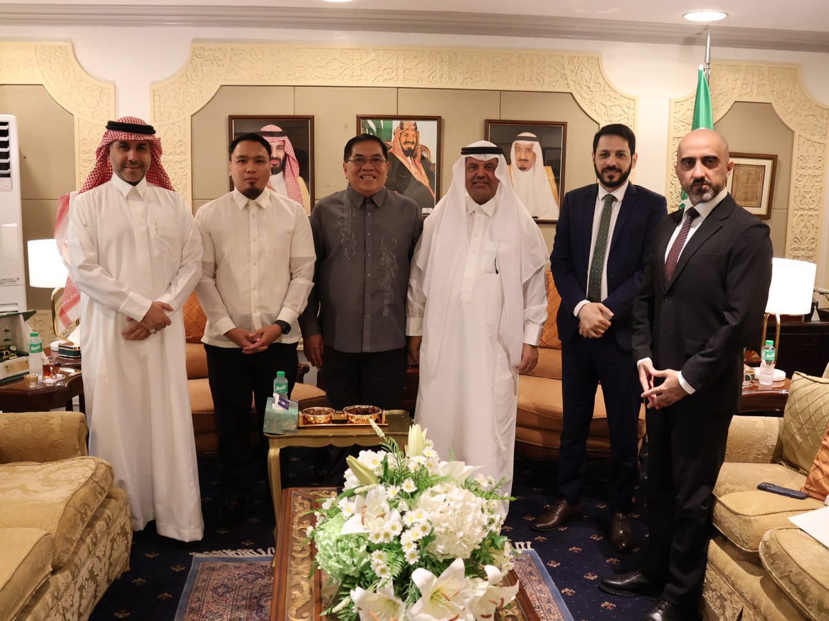 KSAembassyPH's tweet photo. إستقبل سعادة سفير خادم الحرمين الشريفين لدى جمهورية الفلبين الأستاذ/ فيصل بن إبراهيم الغامدي، في مكتبه بالسفارة، معالي رئيس وزراء حكومة منطقة بانجاسامور/ عبد الرؤوف ماكاكوا، والوفد المرافق معه، وجرى خلال اللقاء بحث المواضيع ذات الإهتمام المشترك. https://t.co/Xfw7X6SfHV