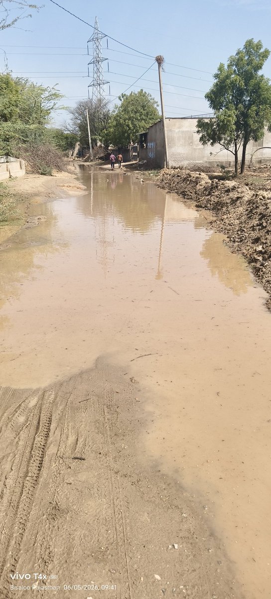 RanoliTonk's tweet photo. @RajCMO Rajasthan #JanSamadhaan@DIPRRajasthan @CollectorTonk दिनांक:- 05/06/26 की
महोदय, टोंक के राणोली मार्ग पर प्रशासन का दावा गलत है। जमीनी हकीकत यह है कि ढाबा के बालाजी से बनवारी लाल यादव जी की ढाणी से होते हुए बेगमपुरा तक रास्ते की हालत बेहद बदतर है।
जगह-जगह पानी भरा हुआ ह https://t.co/nt53PekmBS