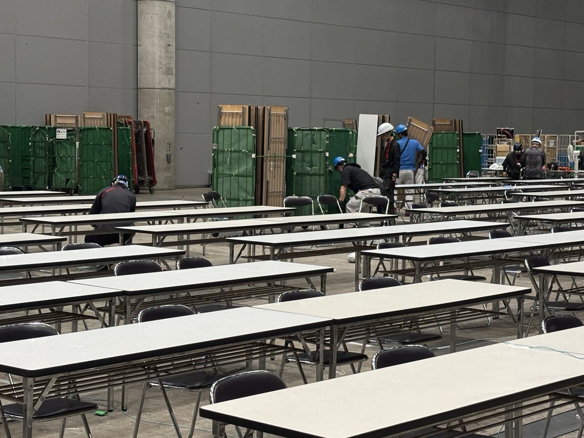 ShowNet_NOCTeam's tweet photo. さて、HotStage最後の全体ミーティングが終わりました。
撤収!
飯田電機さんは生活用につかっていたコンセントを。
アズシーンさんは大量の机といすを片付け始めました。
#shownet
#interop26 https://t.co/kMieLfBo7c