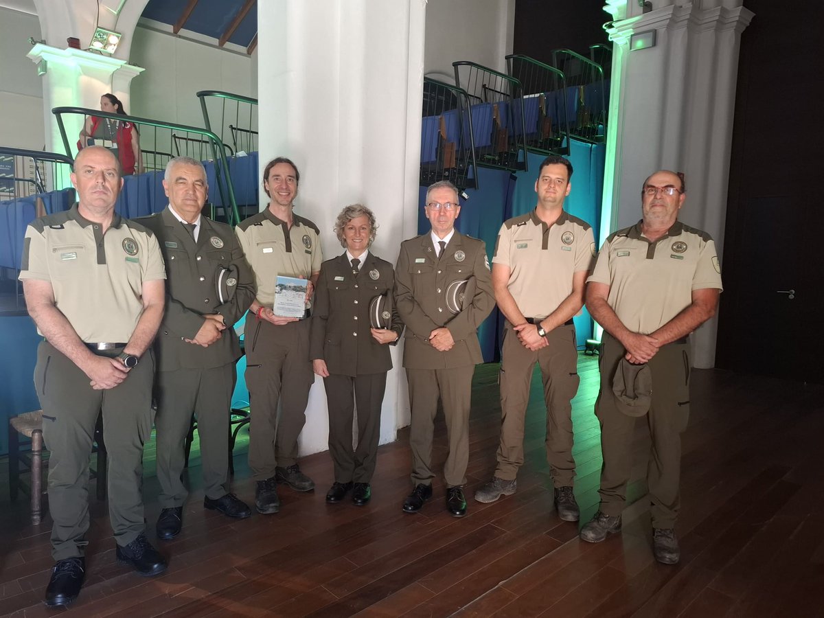 AAMM_And's tweet photo. Mención Honorífica del @aytocasares a los Agentes Medioambientales de DT de Sostenibilidad y Medio Ambiente de Málaga por su colaboración durante el último tren de borrascas, que afectó especialmente al núcleo de El Secadero. Un reconocimiento a su compromiso y servicio. https://t.co/Eq8PoVU9Zx