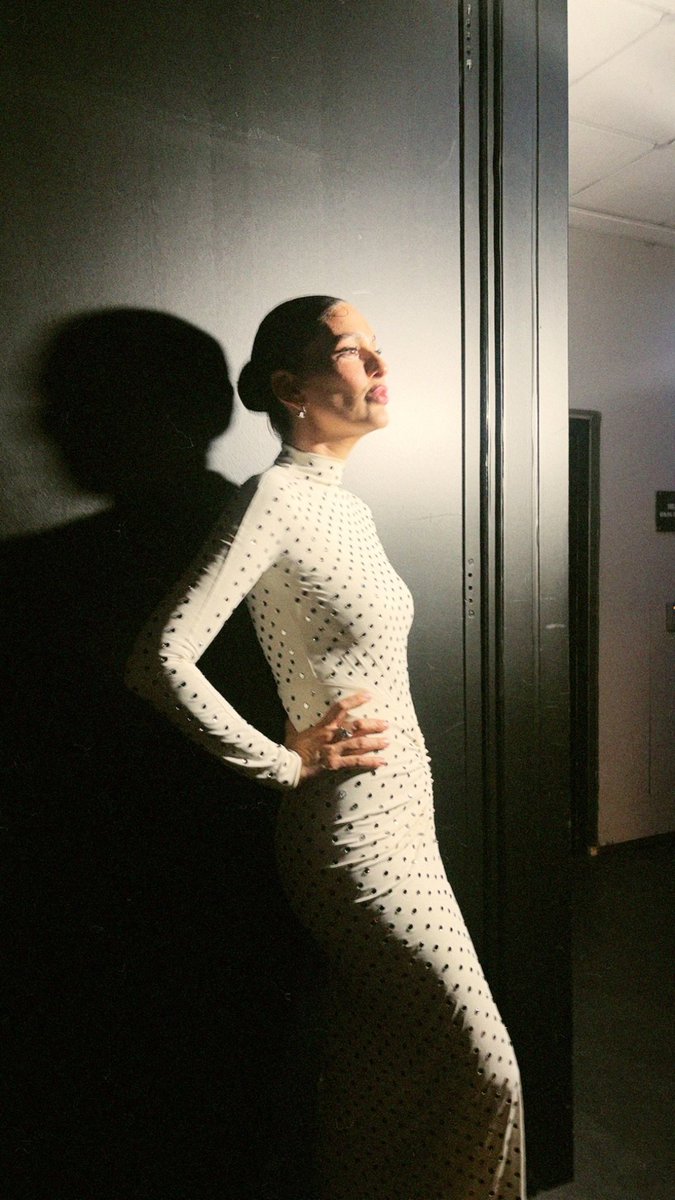 Serap_m's tweet photo. Bergüzar Korel diye yazılır, Güzelik diye okunur 🥰
#BergüzarKorel #güzellik #asalet #konser https://t.co/TT3iTFDRi1