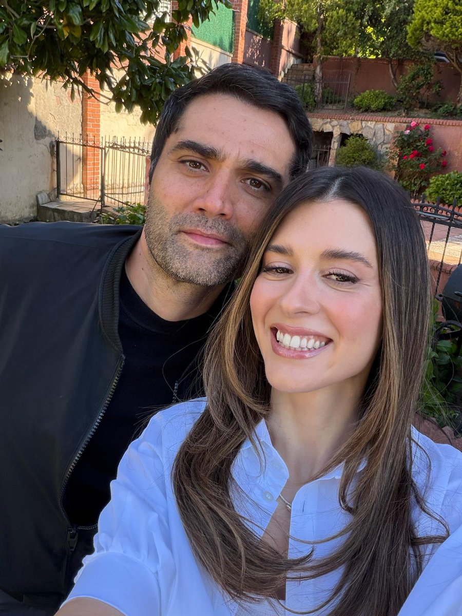 diziitakipcisii's tweet photo. TRT 1'in ilgiyle takip edilen dizisi #Teşkilat'ta canlandırdıkları Korkut ve Bahar karakterleriyle kısa sürede izleyicinin favori partnerlerinden biri haline gelen Yunus Emre Yıldırımer ve Buçe Buse Kahraman, TRT 1 YouTube için bir araya geldi. Sevilen ikili, sosyal medyada kendileri hakkında en çok merak edilen soruları yanıtladı.

Dizideki uyumlarıyla sık sık gündem olan oyuncular, Korkut ve Bahar'ın izleyici tarafından bu kadar sevilmesinin nedeninin karakterlerin gerçek ve samimi hissettirmesi olduğunu söyledi. Birbirinden oldukça farklı iki karakterin birlikte güçlenmesinin seyirciyle bağ kurduğunu belirten ikili, bunun ekrana yansımasının kendileri için de önemli olduğunu ifade etti.

Birbirlerini üç kelimeyle tanımlamaları istendiğinde ise ortaya samimi anlar çıktı. Buçe Buse Kahraman, partnerini “sakin, güven veren ve komik” sözleriyle anlatırken; Yunus Emre Yıldırımer oyuncu arkadaşını “enerjik, samimi ve disiplinli” olarak tanımladı.

Sosyal medyada en çok karşılaştıkları yorumlardan birinin “Bu ikiliyi daha fazla görmek istiyoruz” olduğunu söyleyen oyuncular, gelen yoğun ilgiden mutlu olduklarını belirtti.

Röportajın sonunda ise hayranlarına teşekkür eden ikili, izleyicileri önümüzdeki bölümlerde sürpriz gelişmelerin beklediğinin sinyalini verdi.