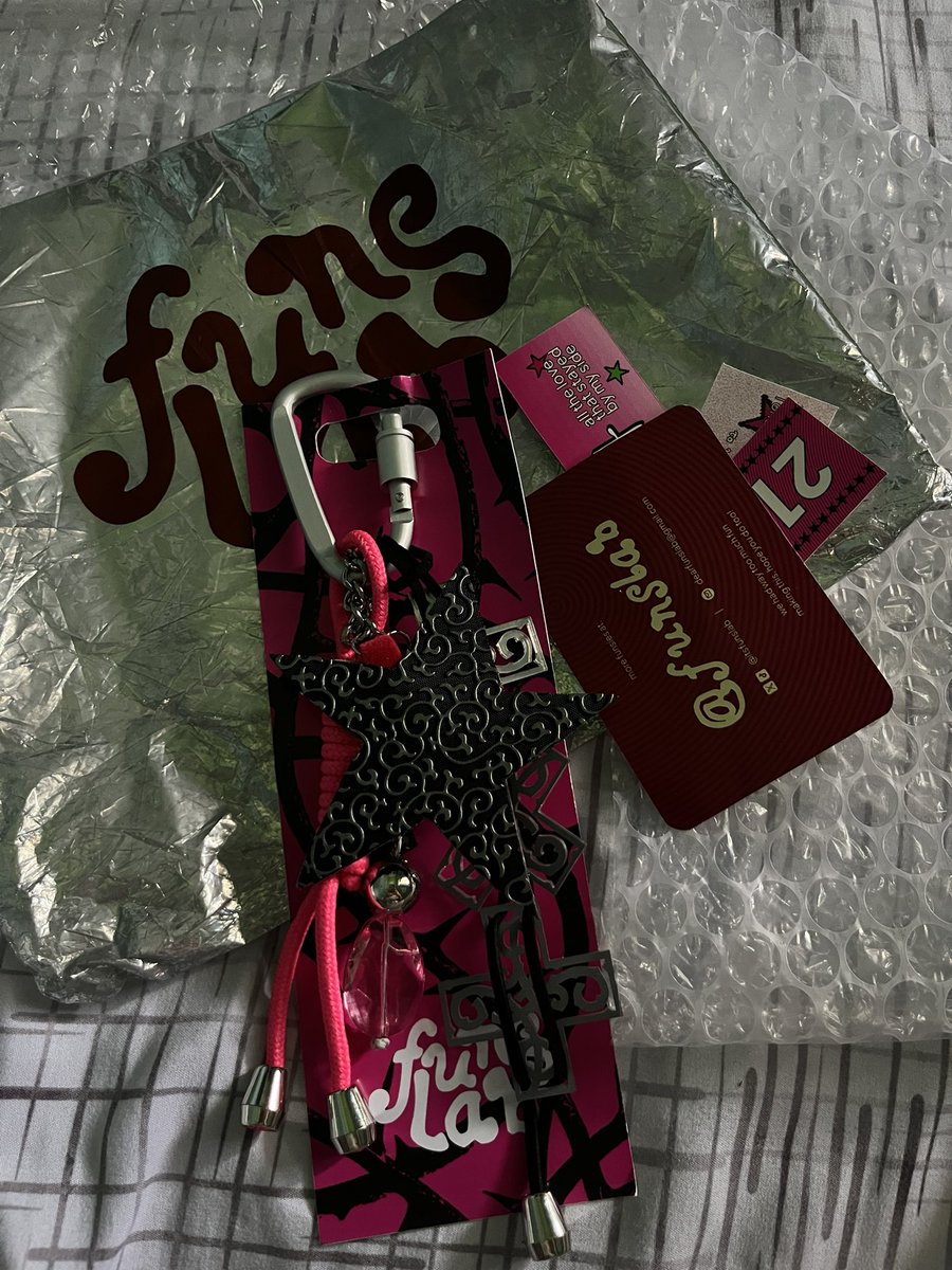 armoer_'s tweet photo. Akhirnyaa sampe jugaaa!!!!! 
dari awal sudah amazed sama designya, pas sampe ga nyangka materialnya juga bagus bangettt!!!! Please harus banget order bag charm ini mumpung lagi buka batch 2 jugaaa, kepoinnn cuuuss ke @itsfunslab 

literally obsessseddd 💗💗💗💗💗 https://t.co/emflnyMEAw