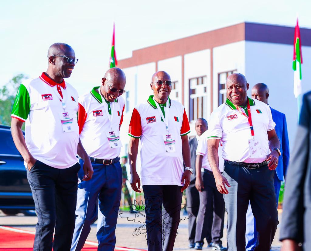sinrenovat's tweet photo. 5 juin : une date qui témoigne de l'évolution de la maturité politique des Burundais.

En ce 5 juin 2026, il est intéressant de jeter un regard rétrospectif sur deux rendez-vous électoraux majeurs organisés un 5 juin au Burundi. Vingt ans séparent les élections communales du 5 juin 2005 et les élections législatives et communales du 5 juin 2025. La comparaison de leurs résultats permet de mesurer l'évolution du paysage politique national ainsi que la maturité politique grandissante des électeurs burundais.

Le 5 juin 2005, au lendemain de plusieurs années de conflit, les Burundais participent aux premières élections communales de l'après-guerre. Le @CnddFdd arrive en tête avec 62,9 % des suffrages exprimés. Le @SahwanyaFRODEBU se classe deuxième avec 20,9 % des voix, tandis que l'@UPRONA_1961 occupe la troisième place avec 10,4 %. Ces élections marquent une étape décisive dans le retour à la paix et à la démocratie et ouvrent une nouvelle page de l'histoire politique du pays.

Vingt ans plus tard, le 5 juin 2025, les Burundais sont de nouveau appelés aux urnes pour élire leurs députés et leurs conseillers communaux. Les résultats montrent une confiance encore plus importante accordée au CNDD-FDD, qui obtient 96,51 % des suffrages aux élections législatives. Derrière lui, le @CnlBurundi recueille environ 0,60 % des voix tandis que l'UPRONA obtient près de 0,53 %.

Cette évolution ne traduit pas seulement la progression électorale du CNDD-FDD. Elle témoigne également de la maturité politique d'une population qui, au fil des années, a pu apprécier les projets de société présentés par les différents partis politiques et évaluer leur capacité à répondre aux attentes des citoyens. Les résultats observés en 2025 reflètent ainsi les choix opérés par les électeurs après deux décennies d'expérience démocratique.

L'analyse des scrutins du 5 juin 2005 et du 5 juin 2025 montre que le CNDD-FDD a consolidé progressivement son implantation sur l'ensemble du territoire national. Passant de 62,9 % à 96,51 % des suffrages, il demeure la principale force politique du pays. Cette progression s'inscrit dans un contexte où les électeurs ont continué à participer régulièrement aux différents processus électoraux, contribuant ainsi au renforcement des institutions démocratiques du Burundi.

À l'approche de l'élection présidentielle du 3 Mai 2027, ces résultats constituent également un défi majeur pour les partis de l'opposition. L'écart observé lors des dernières consultations électorales les place devant la nécessité de repenser leurs stratégies, de renforcer leur implantation sur le terrain et de proposer une offre politique capable de mobiliser davantage d'électeurs. Dans le cas contraire, ils s'exposent au risque de participer à la prochaine présidentielle avec des scores très faibles, voire de s'effacer progressivement de la scène politique nationale. Les mois qui précèdent le scrutin du 3 Mai 2027 seront donc déterminants pour l'avenir du pluralisme politique au Burundi.

Le 5 juin restera ainsi une date importante dans l'histoire politique contemporaine du Burundi, symbolisant à la fois la consolidation de la paix, la continuité du processus démocratique et l'évolution de la conscience politique des citoyens burundais.