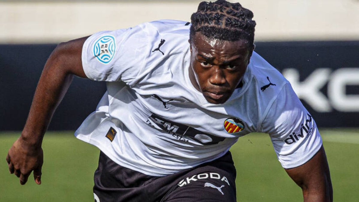 TheVCFHub's tweet photo. 🔄 | David Otorbi’s future will be resolved after the preseason. 

The greatly valued winger informed the club that another year in Mestalleta doesn’t serve anyone. Valencia rejected a €3/4M offer from FC Basel. Many Segunda clubs are looking for a loan deal. 

[@TribunaVCF] https://t.co/kSE6Y3mCsQ