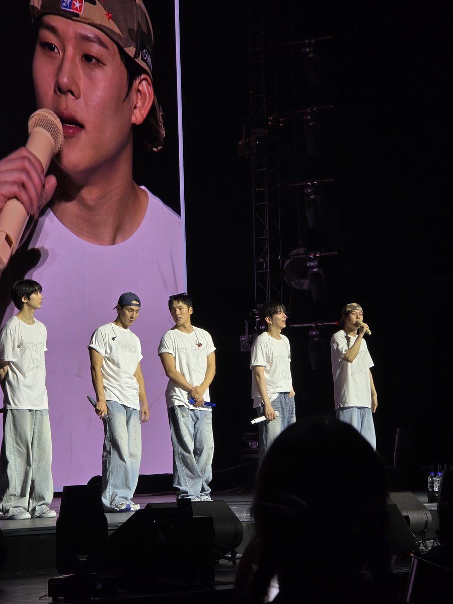 jyhluvz's tweet photo. Monsta x fue de los primeros grupos que conocí y seguí,  fueron mi primer concierto de kpop y de verdad los amo mucho.  Esperé 9 años para volver a verlos ❤️❤️ y fue uno de los mejores conciertos 

#MONSTAXinMexico #Monstax https://t.co/HFXxHBWOLn