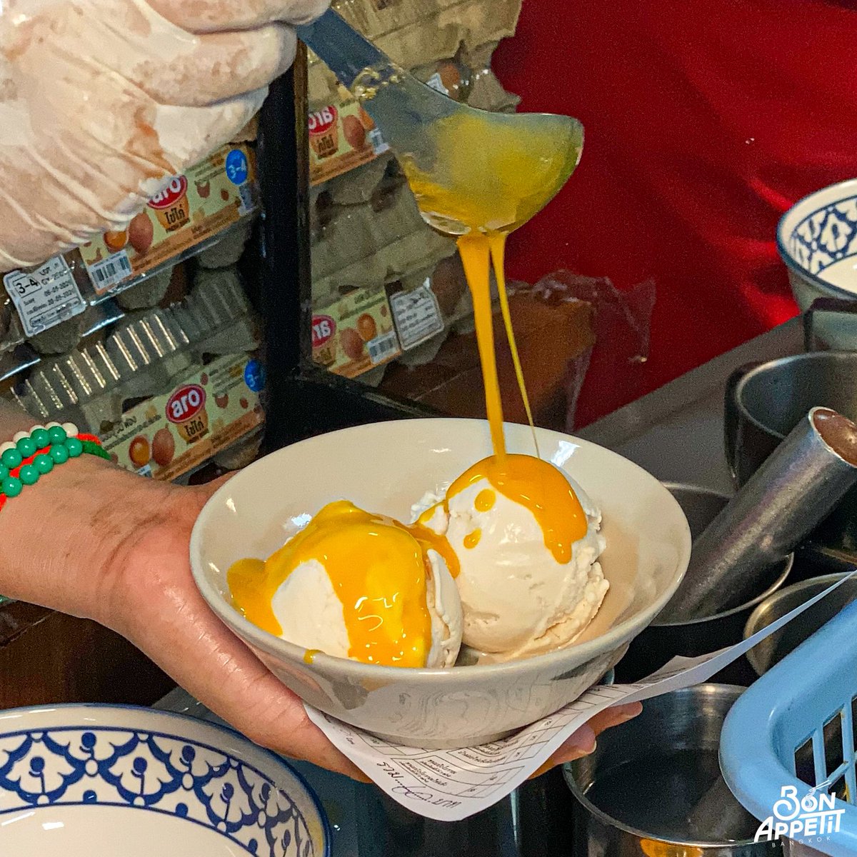 bon_appetitbkk's tweet photo. ไอติมกะทิตายายสูตรโบราณกว่า 50 ปี ณ ปากน้ำ คิวยาวตั้งแต่ร้านยังไม่เปิด ไอติมโตนดหอมหวาน อร่อยสุด ๆ เลยจ้า ไม่แปลกใจทำไมแมส!!🍨👴🏻👵🏻

ทั้งชาวเน็ต ชาวปากน้ำบอกกันแฟ่ดว่าไอติมร้านนี้อร่อย โดยเฉพาะไอติมน้ำตาลโตนดเคี่ยว!! แค่ชื่อก็น่ากินแล้วว เลยแวะมาเช็คอินสักหน่อย😚

น้องมาช่วง 10:30 มีคิวแล้ว~✨ ในร้านจะมีที่นั่งเป็นโต๊ะเล็ก ๆ ประมาณ 5-6 ที่เท่านั้น ระบบจัดคิวร้านค่อนข้างดี จะมีใบเมนูให้ติ๊ก 1 เมนู ต่อ 1 ใบ ถ้าอยากกินหลายเมนูก็ต้องหยิบหลายใบน้าา~ ไอติมมีให้เลือกเยอะมากก ใครเลือกไม่ถูกก็สั่งเมนูที่ร้านมีได้เลย!! น่ากินทั้งนั้น🤤

เมนูที่ตั้งใจมากินเลยคือ ไอติมน้ำตาลโตนด (40.-) แต่ซอสน้ำตาลเคี่ยวดันหมด!! อดกินเลย แต่ไม่เป็นไรไว้รอบหน้ามาใหม่ ตัวท็อปปิ้งเลือกได้ 3 อย่าง เลือกเป็น สับปะรดเชื่อม ลอดช่อง และ เฉาก๊วยนุ่ม ๆ น้องชอบสับปะรดเชื่อมที่สุด เปรี้ยวหวาน เข้ากับไอติมโตนด ไอติมคืออร่อยจริงงงง เอา MVP ไปเลย หวานกำลังดี เนื้อเนียน กลิ่นน้ำตาลโตนดชัด หอม ๆ ละมุนสุด โหยย ถ้ากินกับน้ำตาลเคี่ยวน่าจะอร่อยกว่านี้แน่~ 🤎🤎

ไอติมไข่ลาวาโอวัลติน (60.-) อันนี้ไม่เคยเห็นที่ไหน!! จะเป็นไอติมกะทิราดด้วยไข่แดงเยิ้ม ๆ โรยด้วยผงโอวัลตินจุก ๆ ไอติมกะทิ หอมมัน ไม่หวานมาก เจอกับไข่แดงคือนัว ๆ ได้ความหวานจากผงโอวัลติน อินเน่อเหมือนกินไมโลแห้งสมัยเรียน💕

น้องให้เลย!! เป็นอีกหนึ่งร้านไอติมที่ดีและควรค่าแก่การมาลองสุด ๆ จ้ะ อร่อยจริงไม่ติงนัง กินแล้วชื่นใจ มีแรงทำงานต่อเลยจ้าา💪🏻