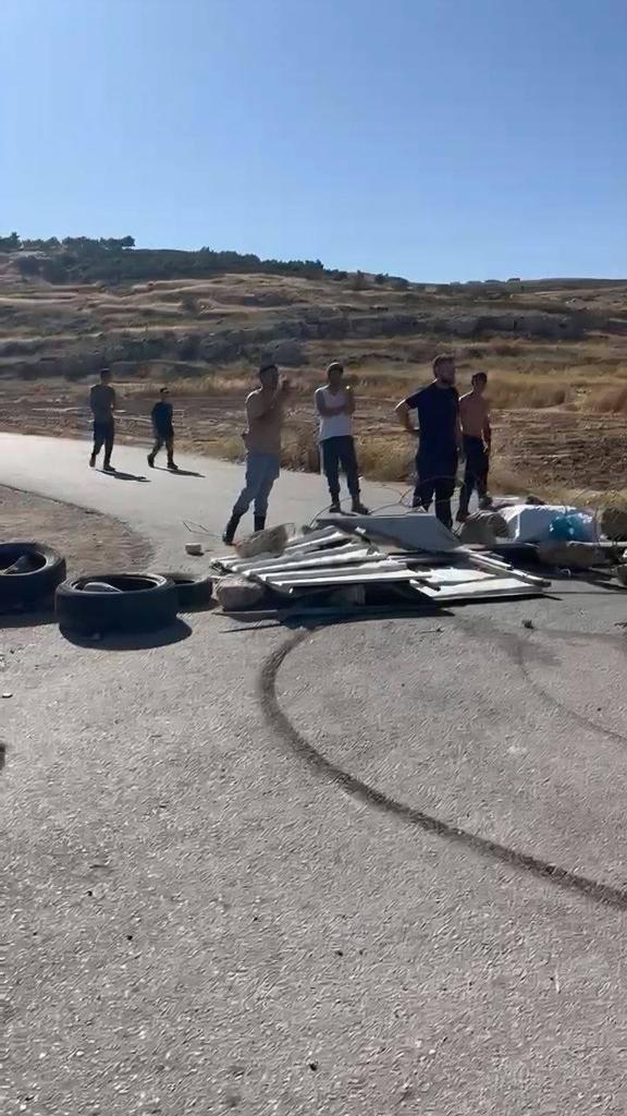 TaoufiqTahani's tweet photo. Des colons bloquent la route menant au quartier de Al-Jalatiya, à l'est de la ville d'Idna, à l'ouest de Hébron, afin d'empêcher les habitants d'accéder à leurs terres.
C'est le quotidien des Palestiniens. https://t.co/Xi0lM9Pged