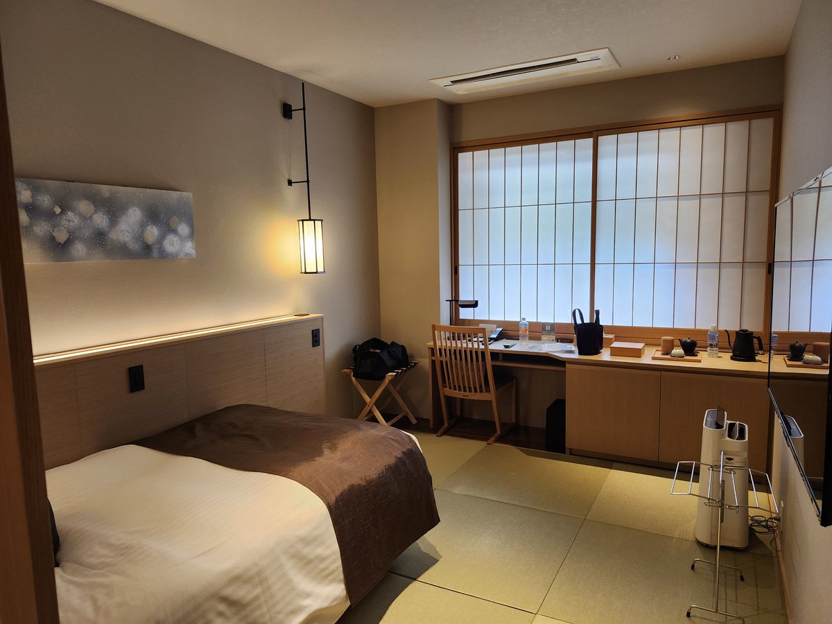 moerockueda's tweet photo. 本日の宿、山形の古窯に到着。一人部屋サイズも雰囲気もちょうど良くて最高🥺広過ぎないのでエアコンの効きがとっても良い🥺 https://t.co/0LHOOTR0dG