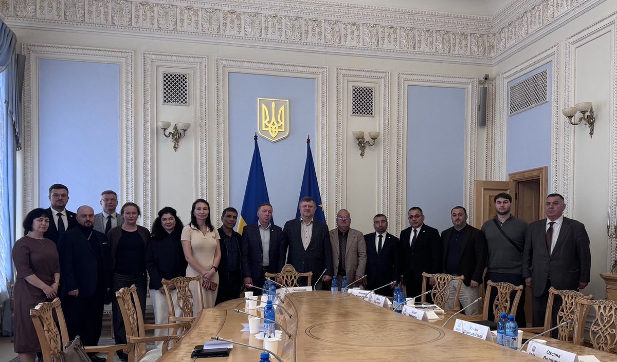 Racyja's tweet photo. У Кіеве 4 чэрвеня адбылася міжведамасная нарада, прысвечаная падаўжэнню дазволаў на часовае пражыванне для замежнікаў у перыяд ваеннага становішча, а таксама ўрэгуляванню працэдур атрымання ўкраінскага грамадзянства.
 Больш на сайце:
https://t.co/63278k8I42 https://t.co/IPRzwiwZO5