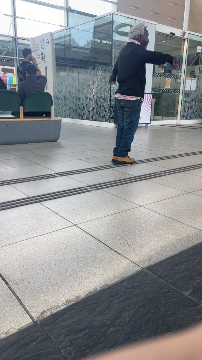 seizz_MC's tweet photo. Y a un fou dans la gare il parle tous seul j’ai envie de lui proposer une 86 🥺 https://t.co/GIwxVxlKsr