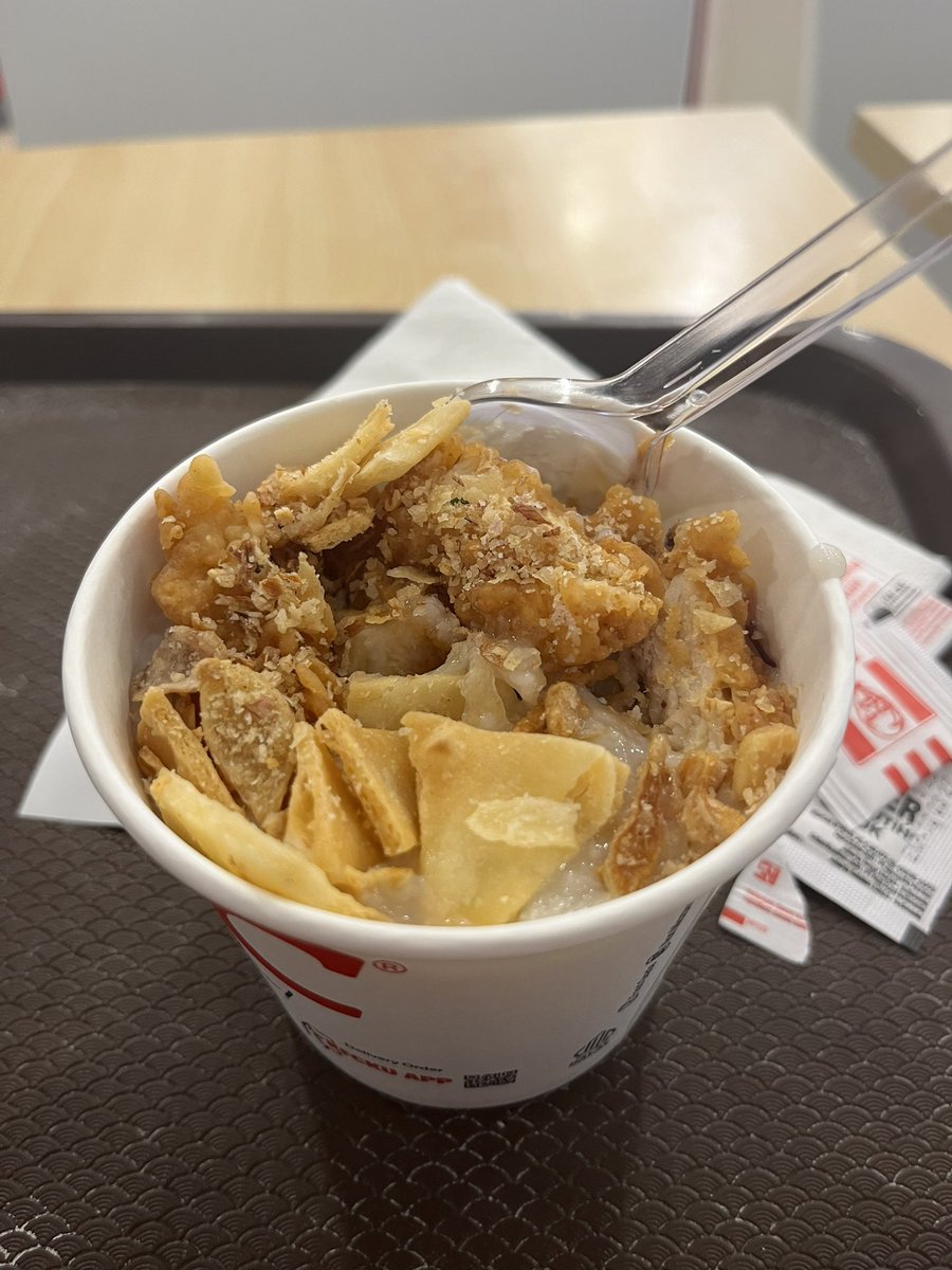 rotitanparagi's tweet photo. “Kind of breakfast” Bubur ayam naik level, krna pake topping ayam #kfc gendut2..
Surprisingly enak jg wlupun ga pake kuah khas nya, kureng sate telur sama kerupuk 
 #breakfast https://t.co/k1lA5H2aZq